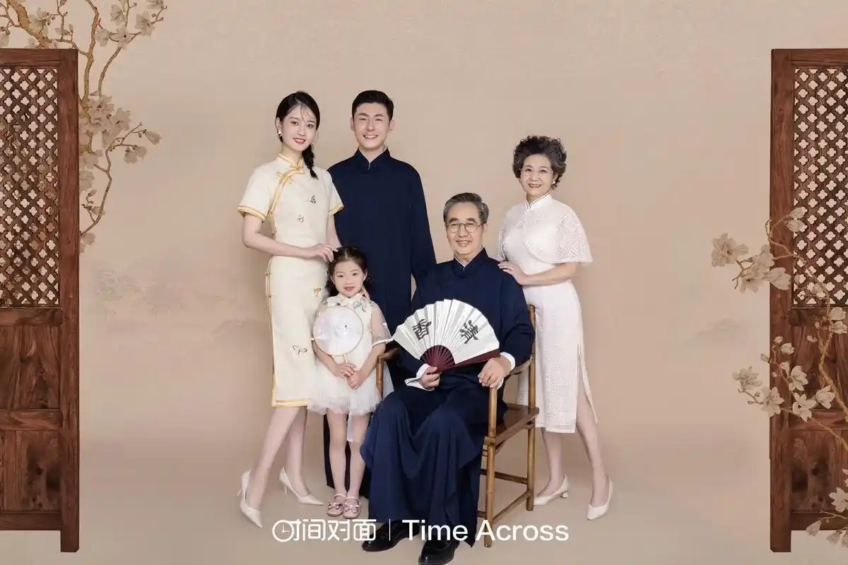 全家福90工笔画系列 中国风旗袍,搭配米黄色的温暖氛围 非常 - 抖音