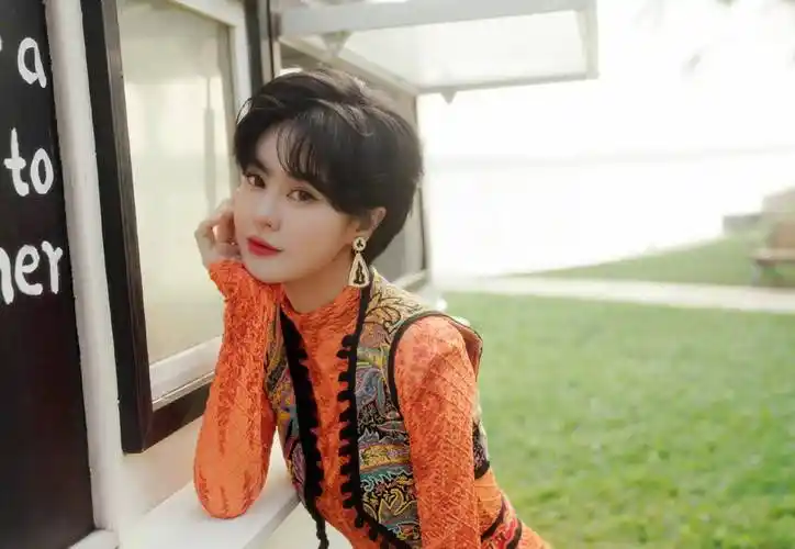 郁可唯穿橙色民族风短裙秀长腿,短发干练,身材高挑迷人_舞台_感觉_穿