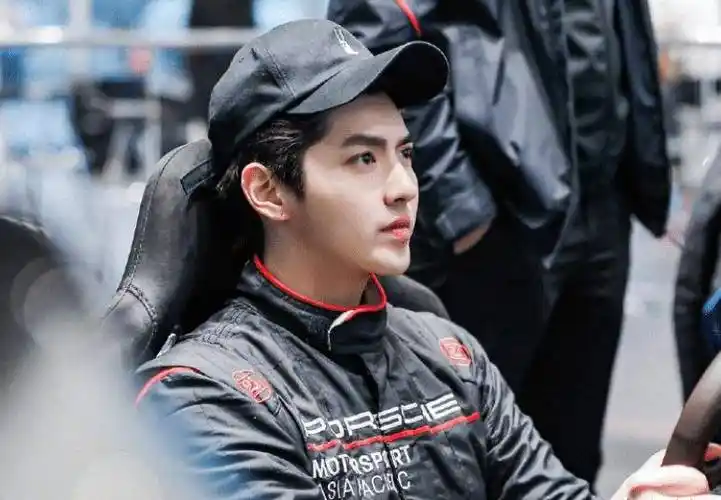 甩掉一身肥肉后,近180cm的背影帅成吴亦凡_减肥_形象_身高