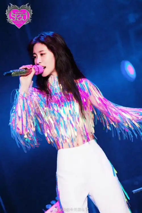 白浅花千骨在张碧晨演唱会相遇了##粉丝在张碧晨演唱会cos白浅花枪乔