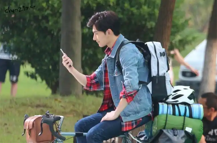 杨洋广告拍摄花絮回顾 精致侧颜boy散发满屏荷尔蒙