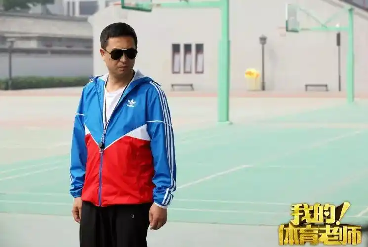 张嘉译在剧中饰演的马克是一名中学体育老师,没有什么宏图大志,为生活