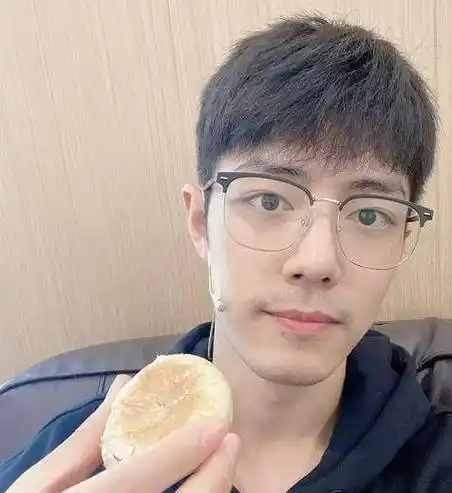 龚俊怼脸角度不一般,肖战直接素颜还有小胡渣_月饼_月亮_一只眼