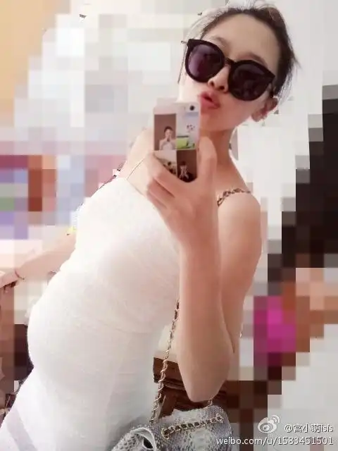 李建滨靓妻怀孕6个月 调侃丈夫愿拍孕照否(图)原标题:李思思挺孕肚回