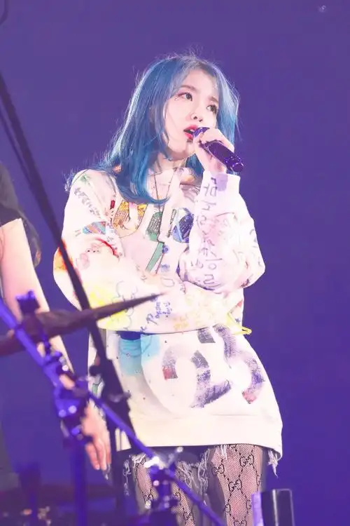 将2020流行趋势年度色classicblue活用的歌手iu