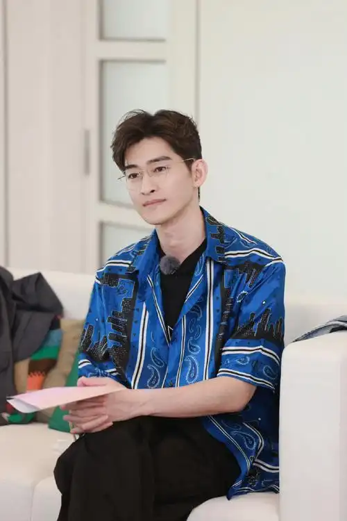 张翰花儿与少年#  "你的眼睛里有山川有河流  有装满一世界的温柔"