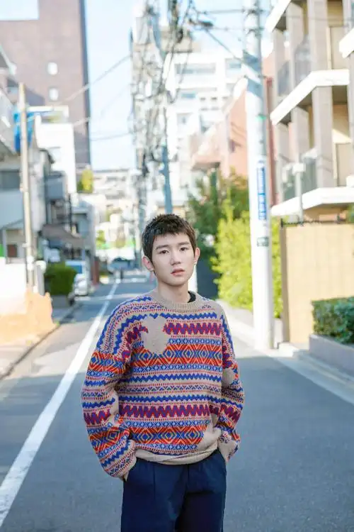 王源初冬街拍曝光温暖演绎治愈系少年