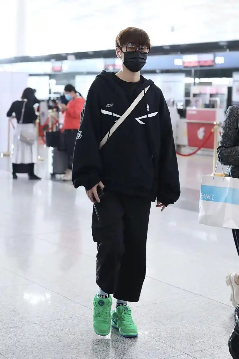 汪苏泷街拍:smfk卫衣九分裤nike荧光绿羊羔毛球鞋酷飒惹眼