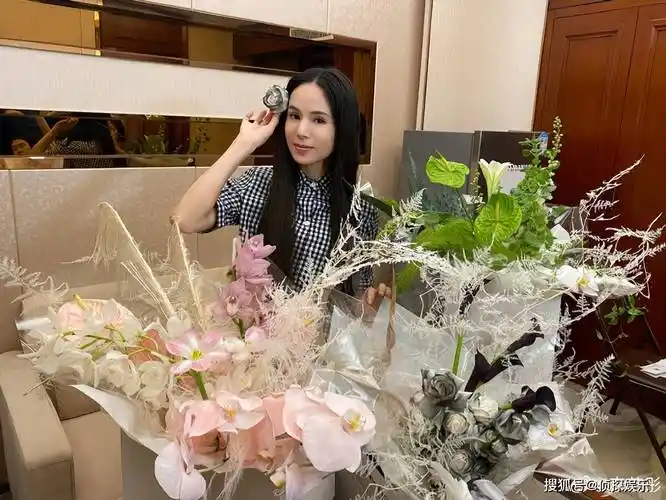 57岁李若彤罕晒素颜健身照,双颊略松弛皱纹不明显,状态超年轻_运动