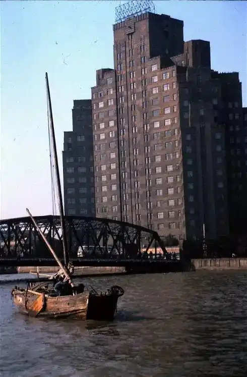 政府大楼▲远眺苏州河▲上海市区街景鸟瞰城市上海是一番怎样的景象呢