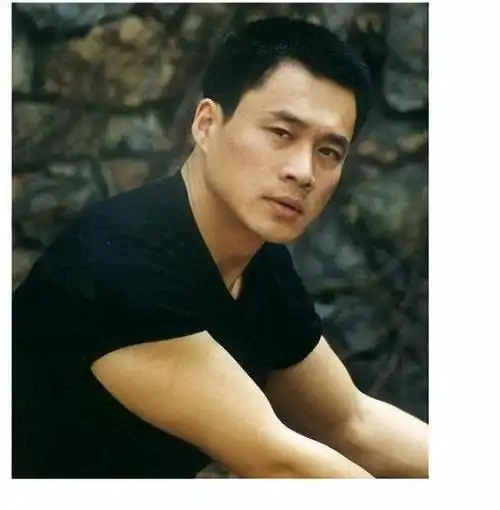 丁海峰娶大2岁初恋带患癌妻子赴美奢华生活现在成人生赢家