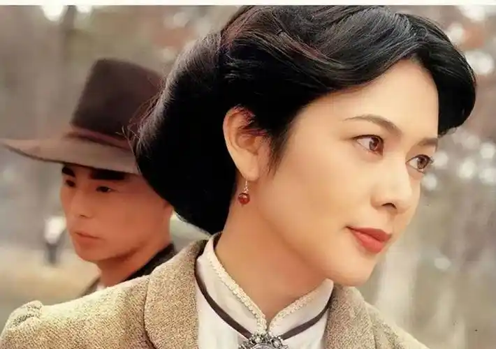 在电影《至尊无上》里,关之琳跟刘德华,谭咏麟等人搭戏,演技虽然不是