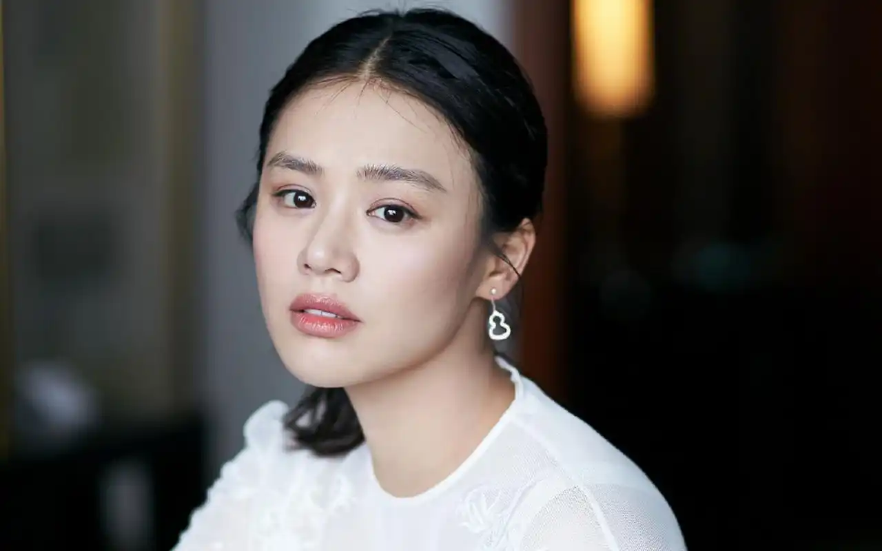 马思纯清新优雅写真图片桌面壁纸