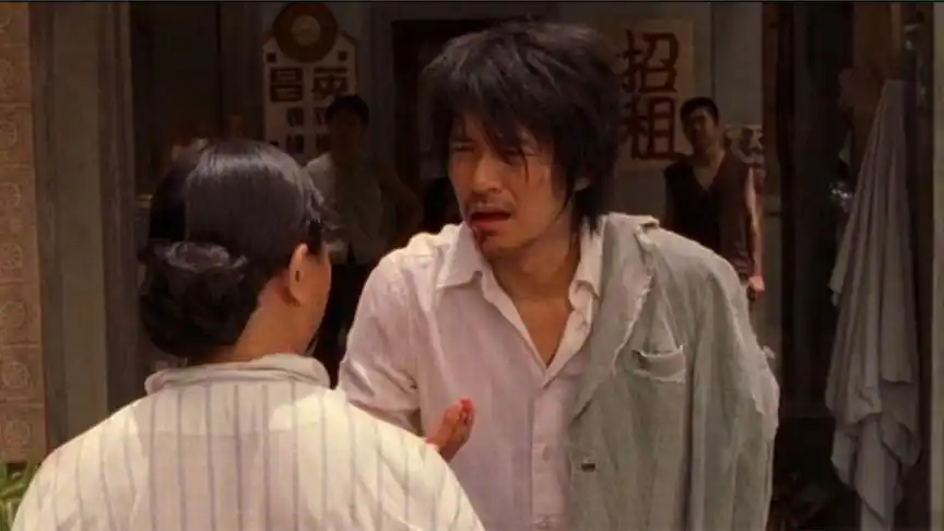 包租婆霸气侧漏,拿起拖鞋追着周星驰打,脸都打肿了