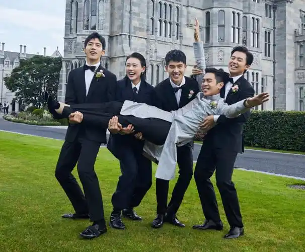 原创张若昀唐艺昕的伴郎伴娘团真会玩拍照姿势太搞怪引热议