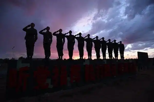 班长,还记得下连第一天你给我铺床,教我叠被子;记恨过你动不动就拉