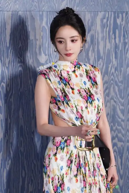 杨幂活动生图##惠英红搂杨幂腰