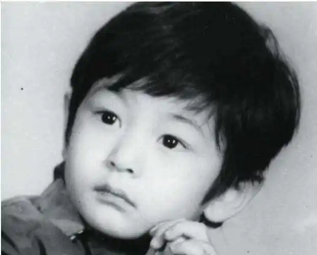 小海绵正脸照被拍,颜值五官神似爸爸黄晓明,网友:基因遗传太强大!