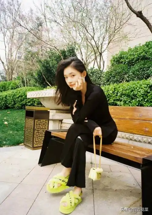 原创林允玩转可可爱爱少女风初恋般清纯美在花丛里