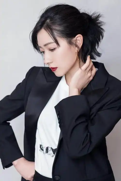 今年有一档名为《乘风破浪的姐姐》的综艺节目十分火爆,还未正式播出