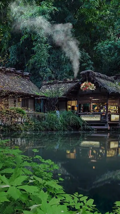 深山草屋为家,远离人世繁华,忙时修篱种花,闲时三五好友小酒清茶.