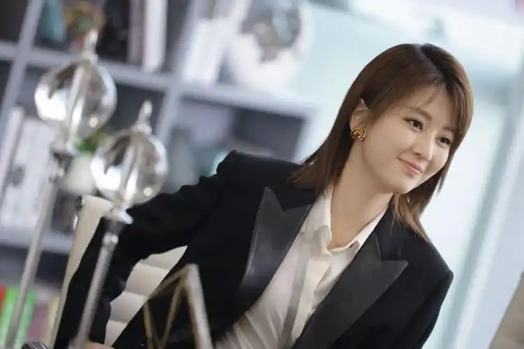 职场小白学乔欣凹造型剧中look照搬也很好看