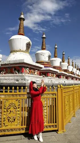 第一站塔尔寺,这是最经典的八塔,下午4点的光线特别强,但天空很蓝