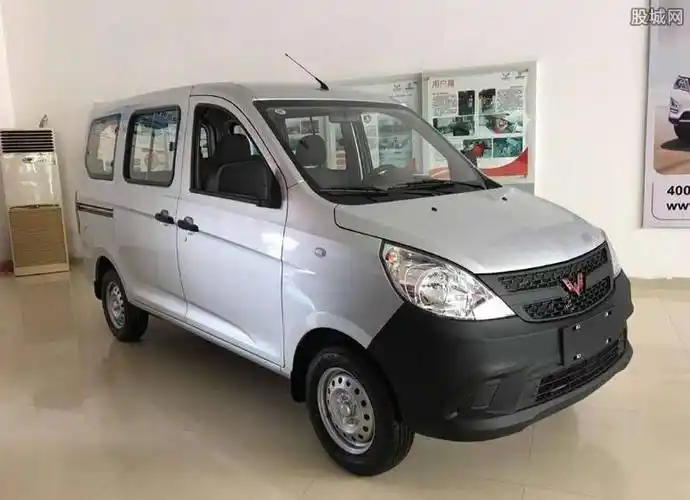 五菱之光多少钱-五菱价格最便宜的面包车