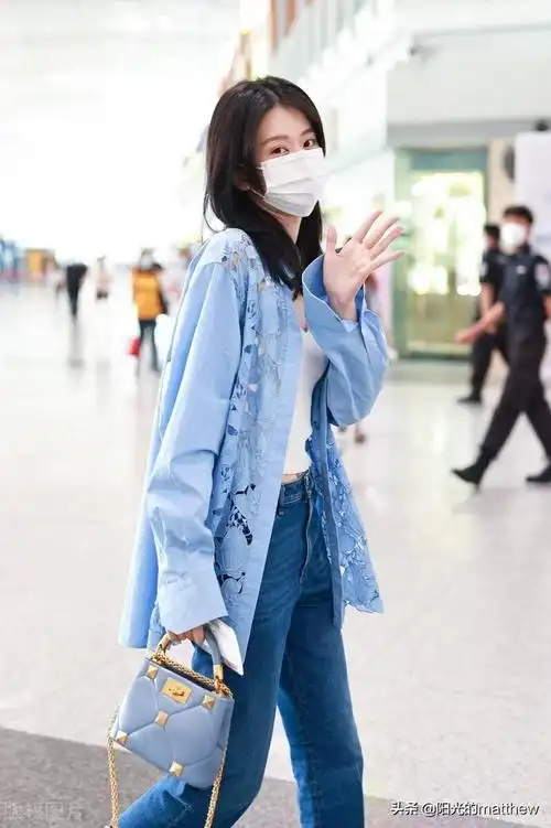 街拍:乔欣白色吊带背心 蓝色衬衫 牛仔裤 包袋清新飒爽_机场