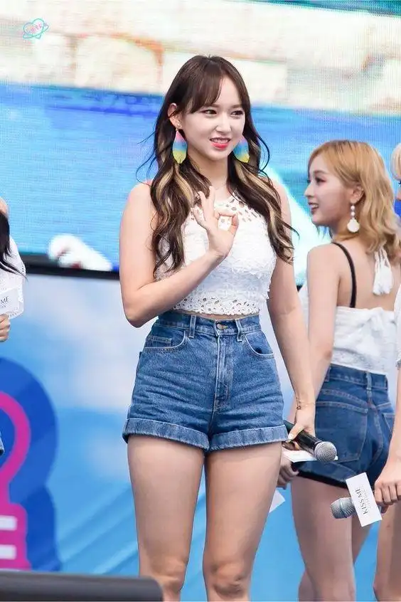 "奶潇"紧身短款上衣变身"3d芭比",网友:营养跟不上了