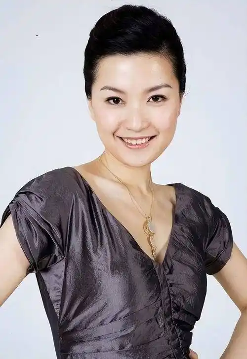 一个月后,陈蓉接到通知顺利接棒主持,此后她的主持生涯顺风顺水,在