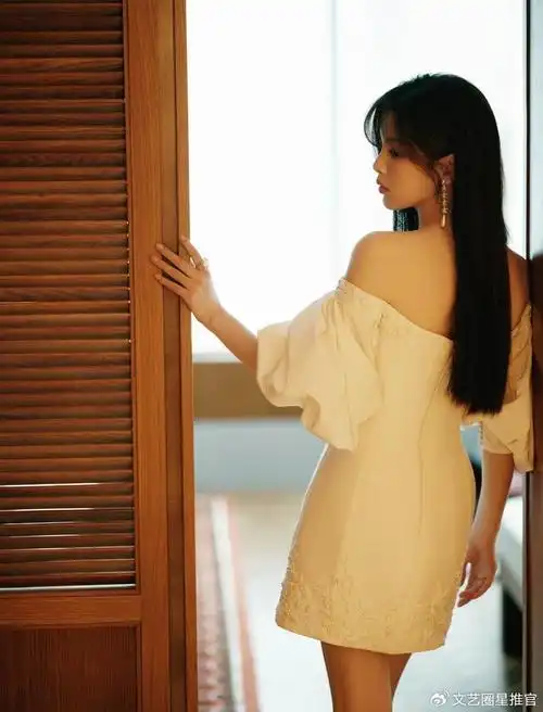 杨超越暖光大片穿白色抹胸连衣裙脸蛋精致大秀香肩美背惹眼