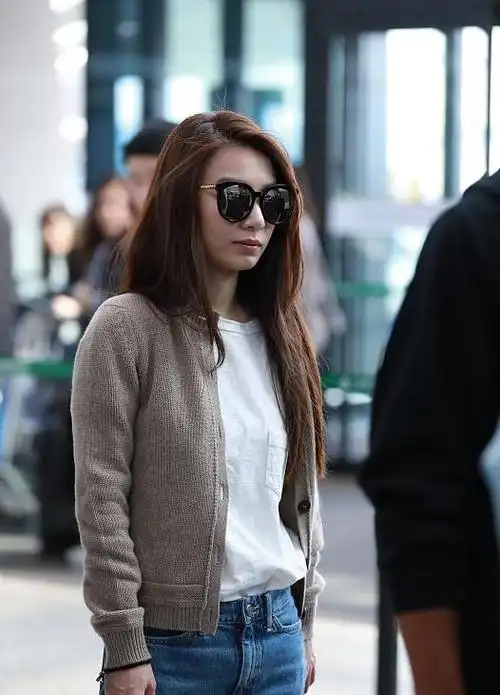 田馥甄穿搭尽显知性风,私下自拍的她,素颜也很美