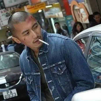 谢霆锋古惑仔的寸头给人别具一格的痞气,搭配上牛仔褂显露出特别 旧社
