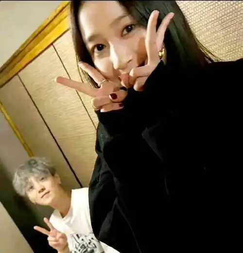 真人秀嘉宾每次跟关晓彤故意提到鹿晗,她都羞涩一笑,神情就像个清纯