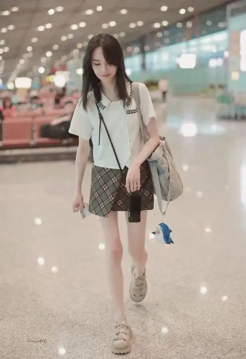 168女神身高的郑爽也被大家列入了夏季腿精行列之中,看回这张全身照