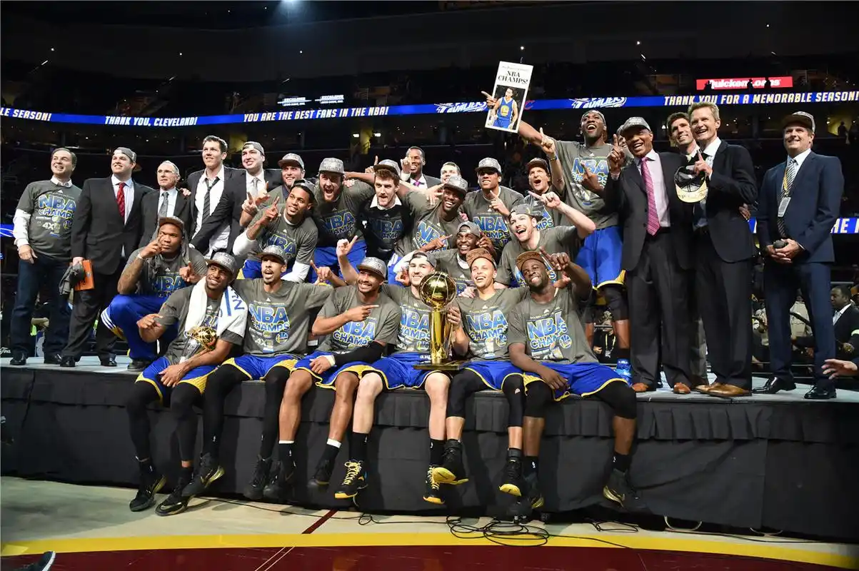 勇士更衣室喷香槟庆祝 库里科尔全身湿透_手机网易网