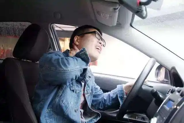 3个肩颈动作,快速缓解和修复长时间驾车或玩手机引起的颈部疼痛