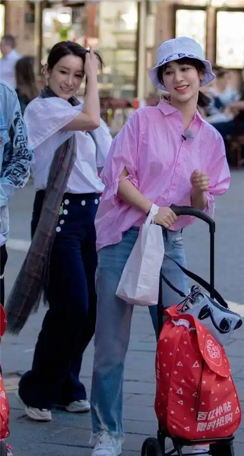 女生体重150左右,不减肥也能穿着瘦,看杨紫蒋欣的穿搭就知道了_衬衫