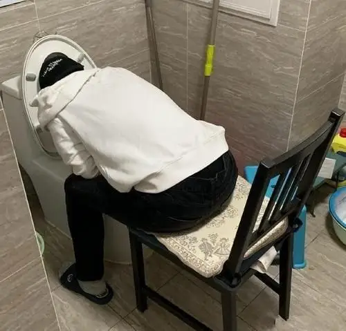 女生喝醉抱马桶吐