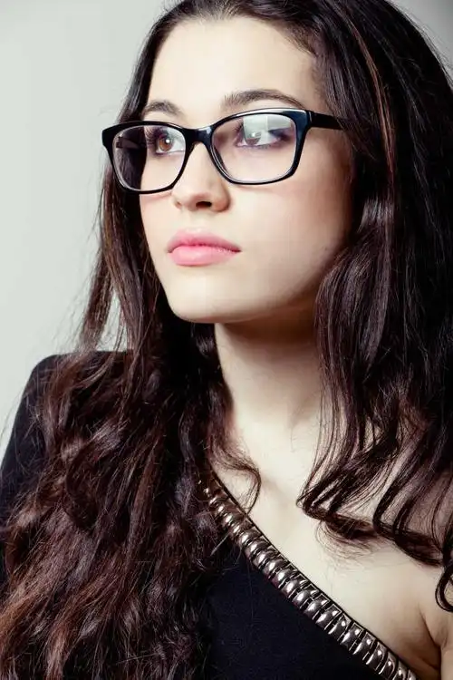 戴眼镜的美女图片-戴着蓝色眼镜的美女素材-高清图片-摄影照片-寻图