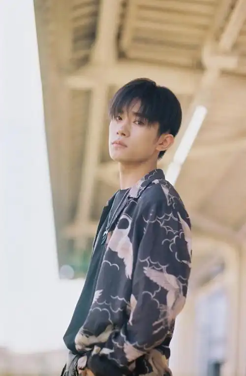 易烊千玺日系写真,暖黄色针织衫复古中分,上演冬日恋歌 zt