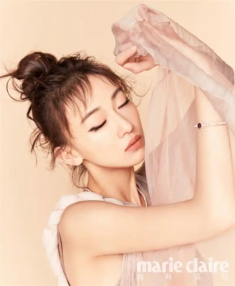 吴谨言封面大片曝光复古优雅尽显多面魅力