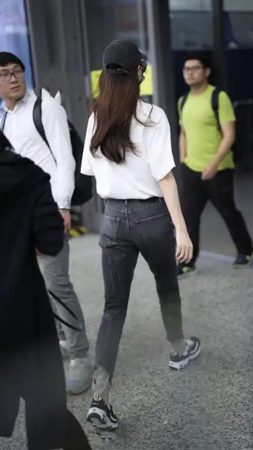 唐嫣现身上海机场,白体恤加牛仔裤,简单又经典的搭配,墨镜,口罩,帽子