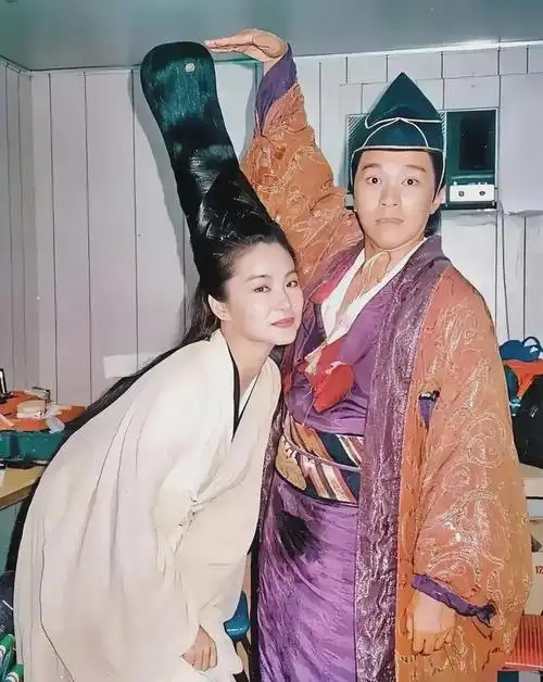 林青霞与周星驰拍鹿鼎记2时合影林青霞顶着一个奇异的发型