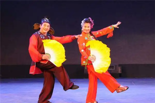 出生于1904年,祖籍山东,吉林舒兰人,是杰出的二人转老艺人