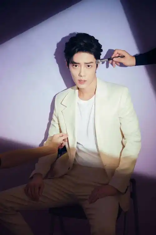 男星肖战时尚写真阳光帅气彬彬有礼