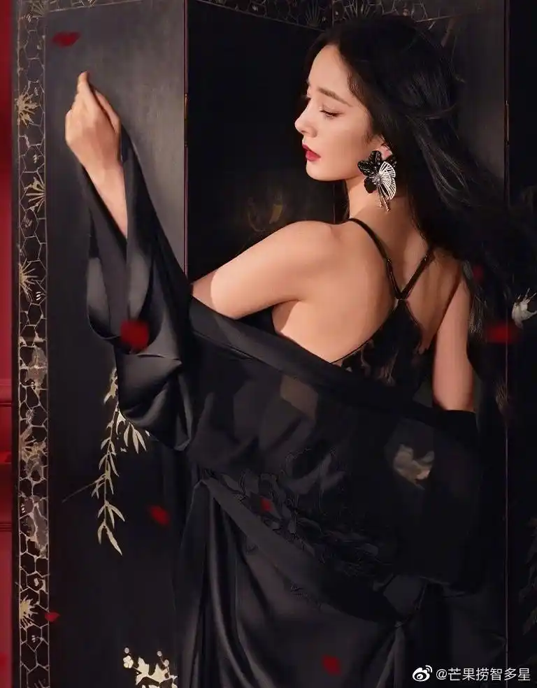 杨幂穿黑色蕾丝透视内衣性感爆表!突破尺度d杯胸呼之欲出