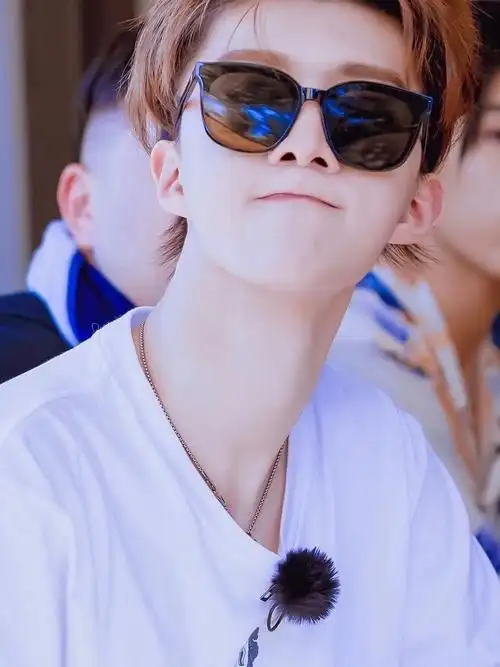 范丞丞手机壁纸照片7070