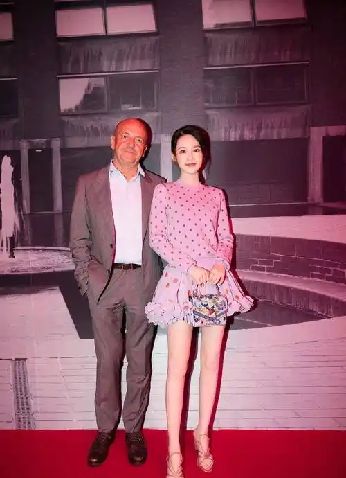 原创李沁身高166体重90斤,穿v领外套配超短裙,双腿堪比香肠_颜色_显得